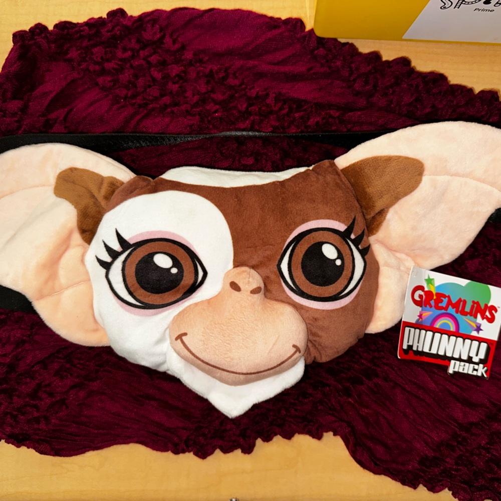 BNWT Awesome “Gizmo” “Gremlins” Fanny pack😍.